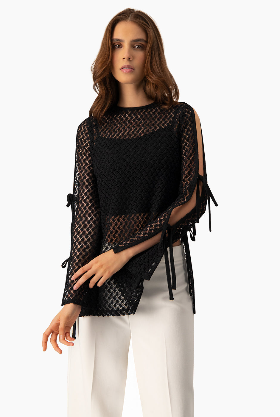 Blusón negro tejido con amarres y encaje elegante