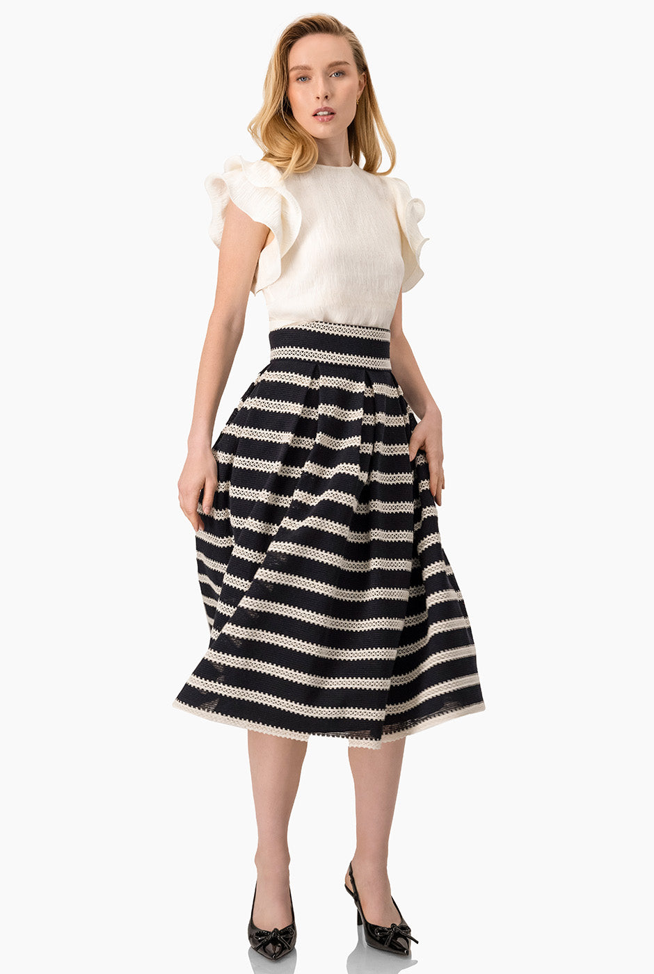 Blusa de manga volantes en color natural con cuello redondo