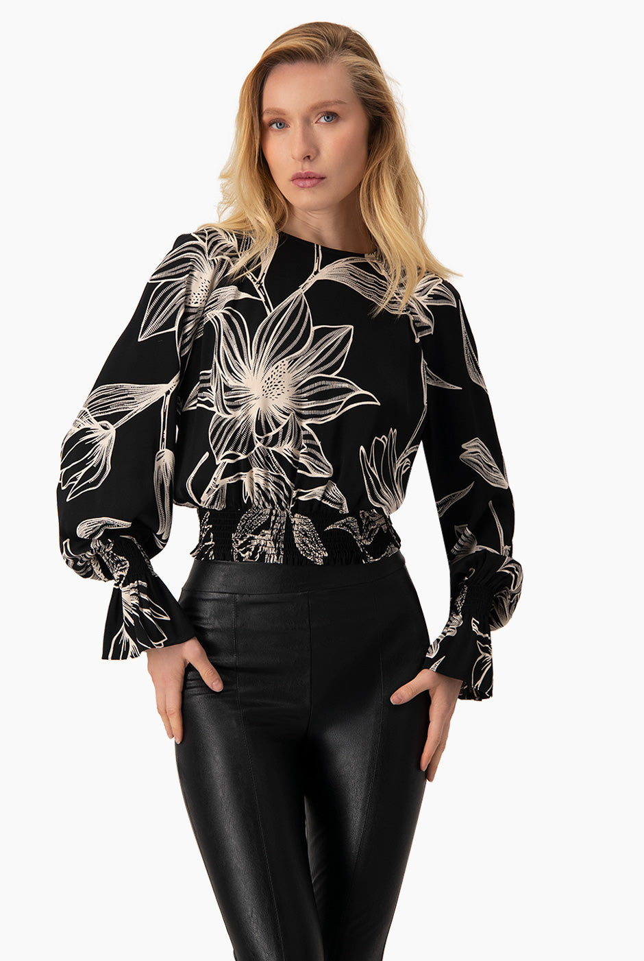 Blusa negra con estampado floral y smock
