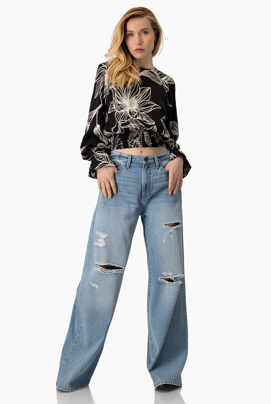 Blusa negra con estampado floral y smock