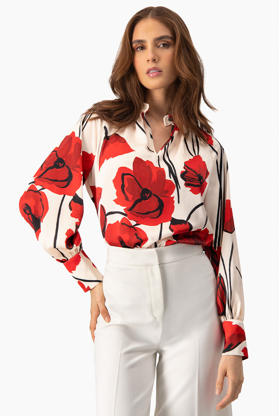 Blusa estampada multicolor con cuello mao y puños