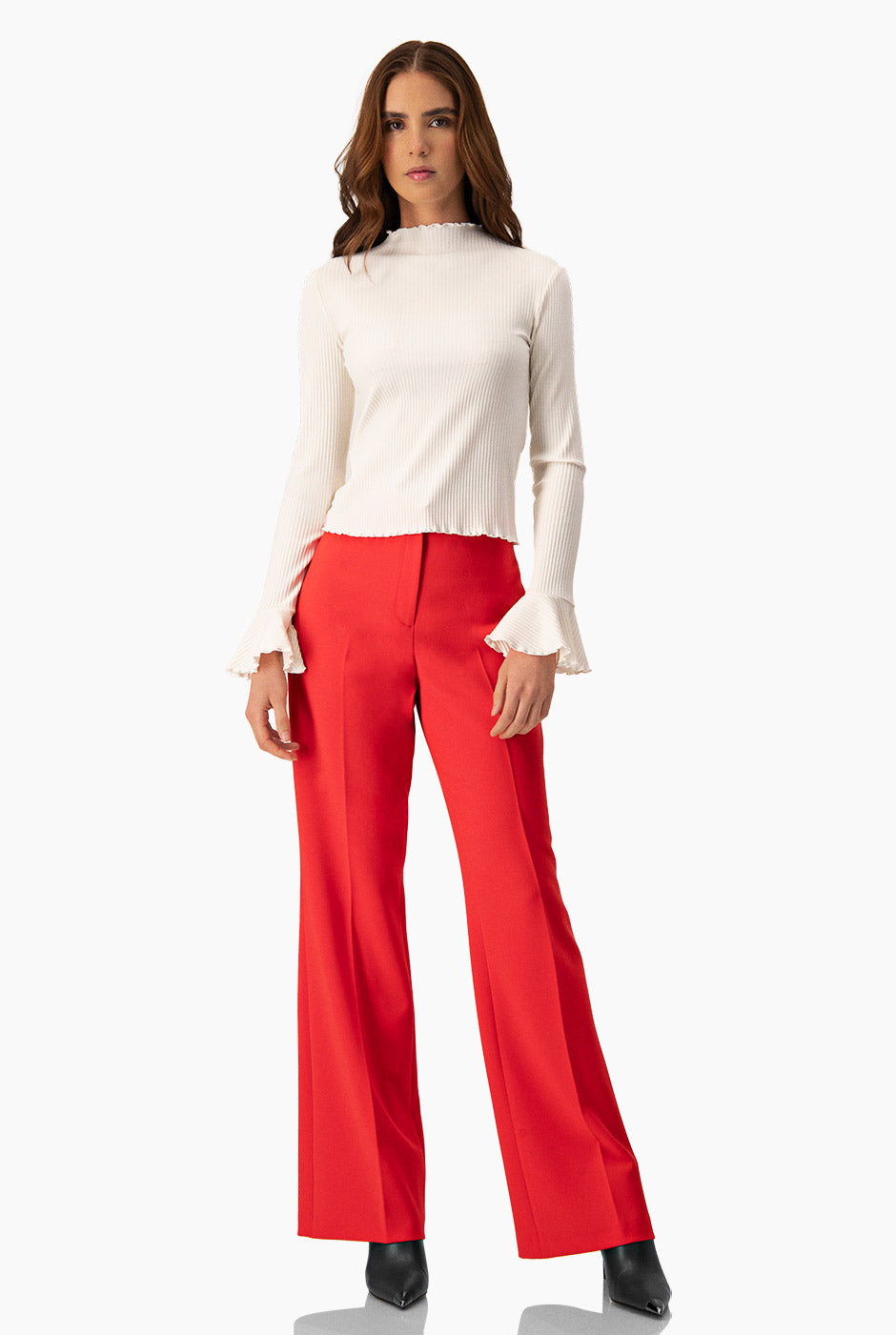 Blusa natural de manga larga con escarolas y cuello redondo