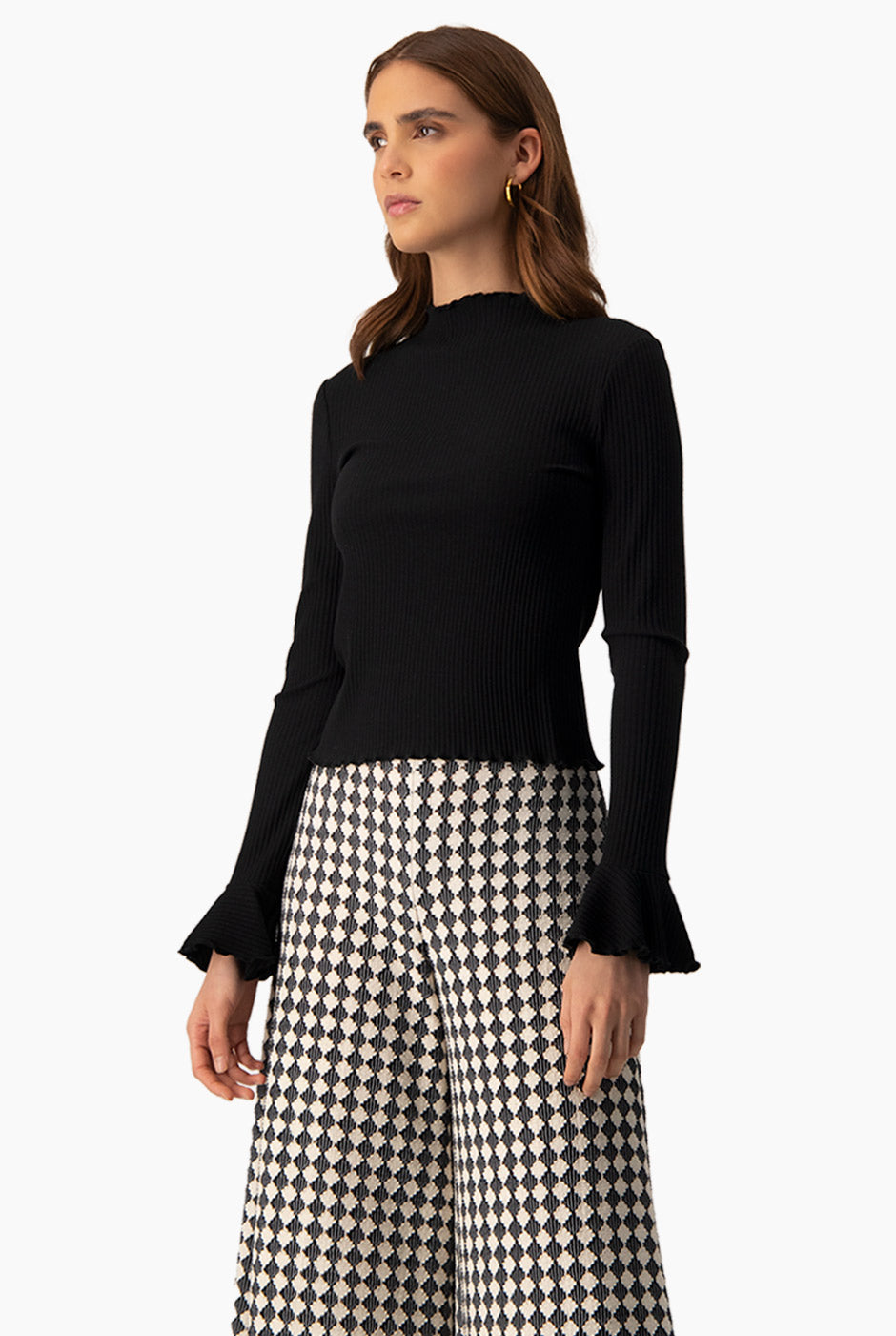 Blusa negra de cuello redondo con escarolas y tejido acanalado