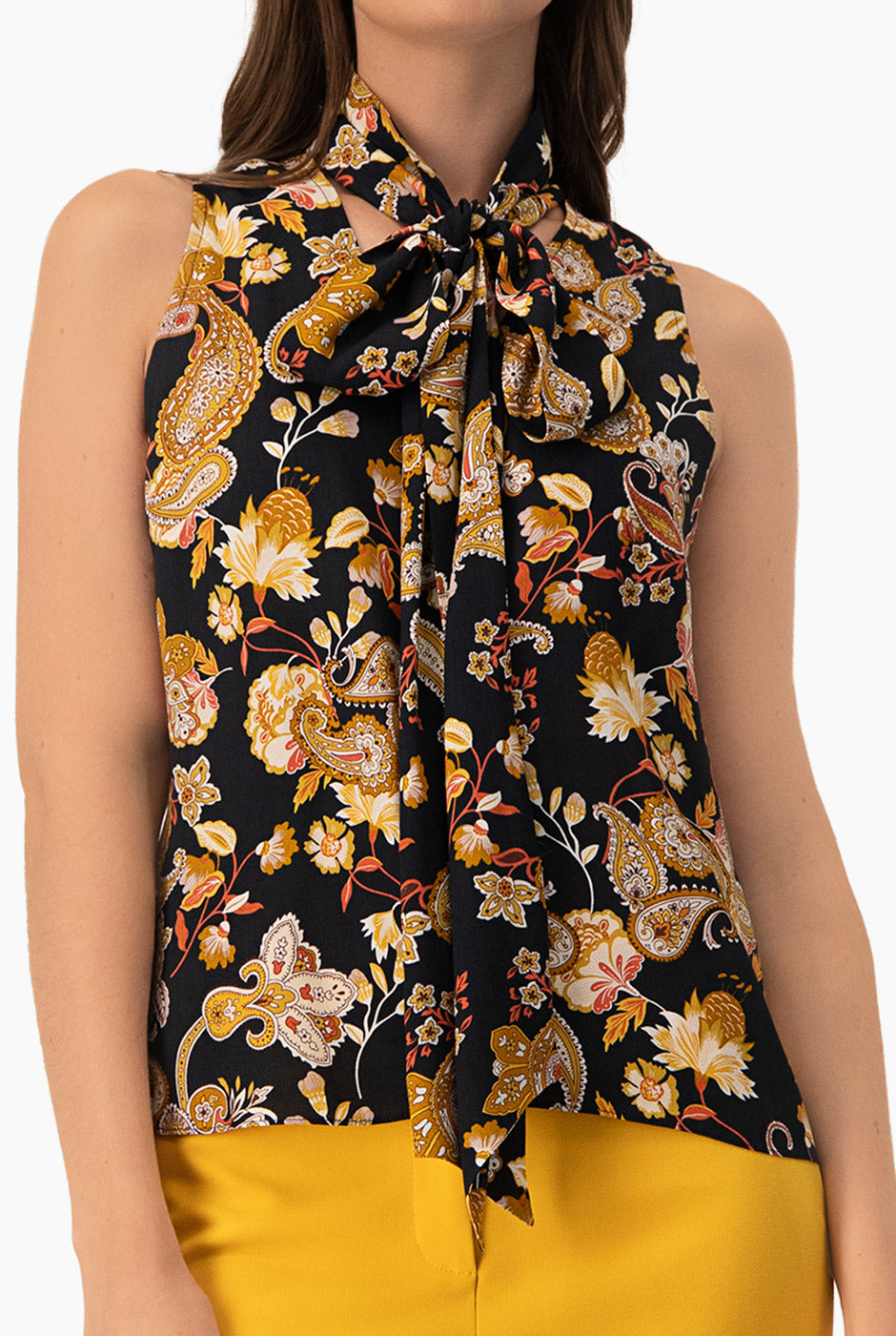 Blusa estampada multicolor con cintas en cuello y escote en V