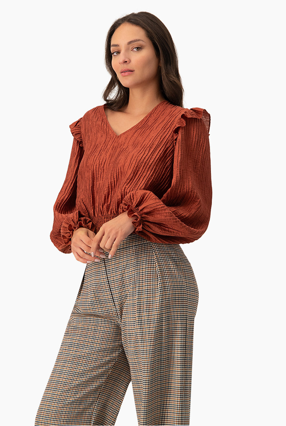 Blusa chedrón con escote en V y volantes en manga larga