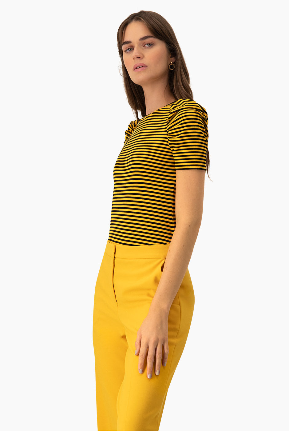 Blusa recta amarilla con rayas horizontales y manga corta