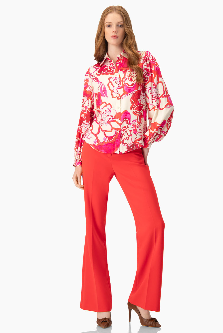 Blusa camisera fucsia con estampado floral y botones frontales