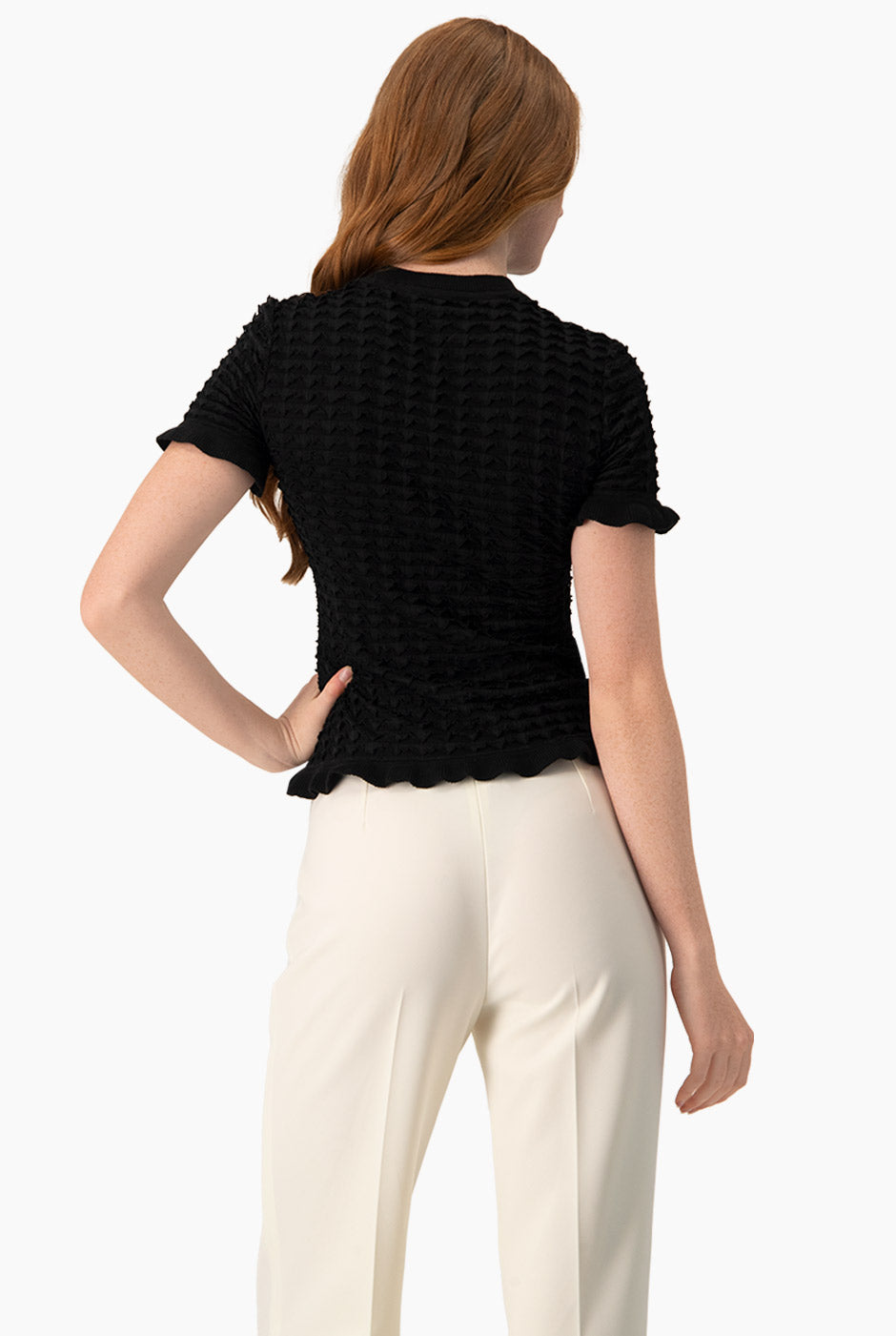 Blusa tejida negra con olanes y textura acanalada