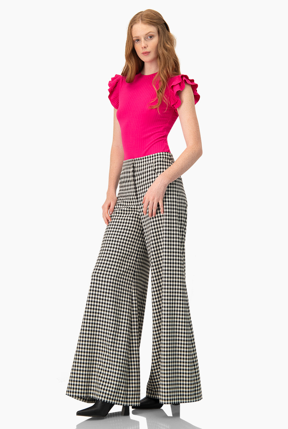 Body rosa con olanes en los hombros y cuello redondo