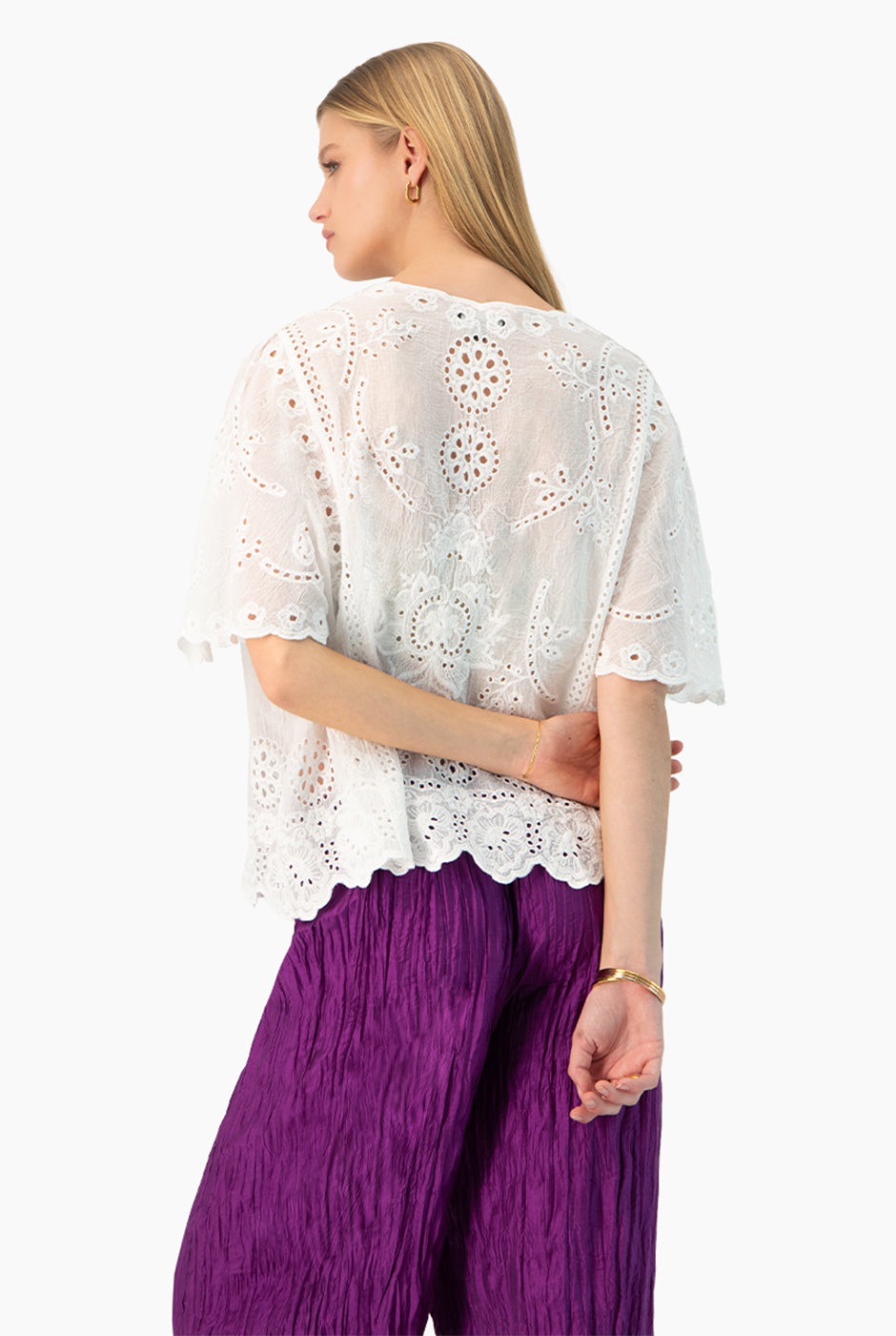 Blusa blanca oversized con bordados y efecto arrugado