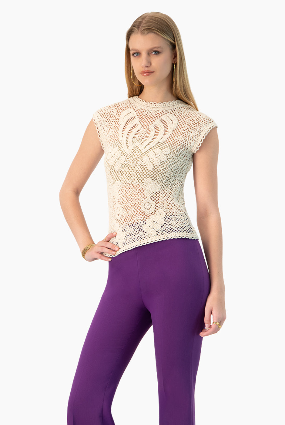 Blusa crochet natural con diseño floral y cuello decorado