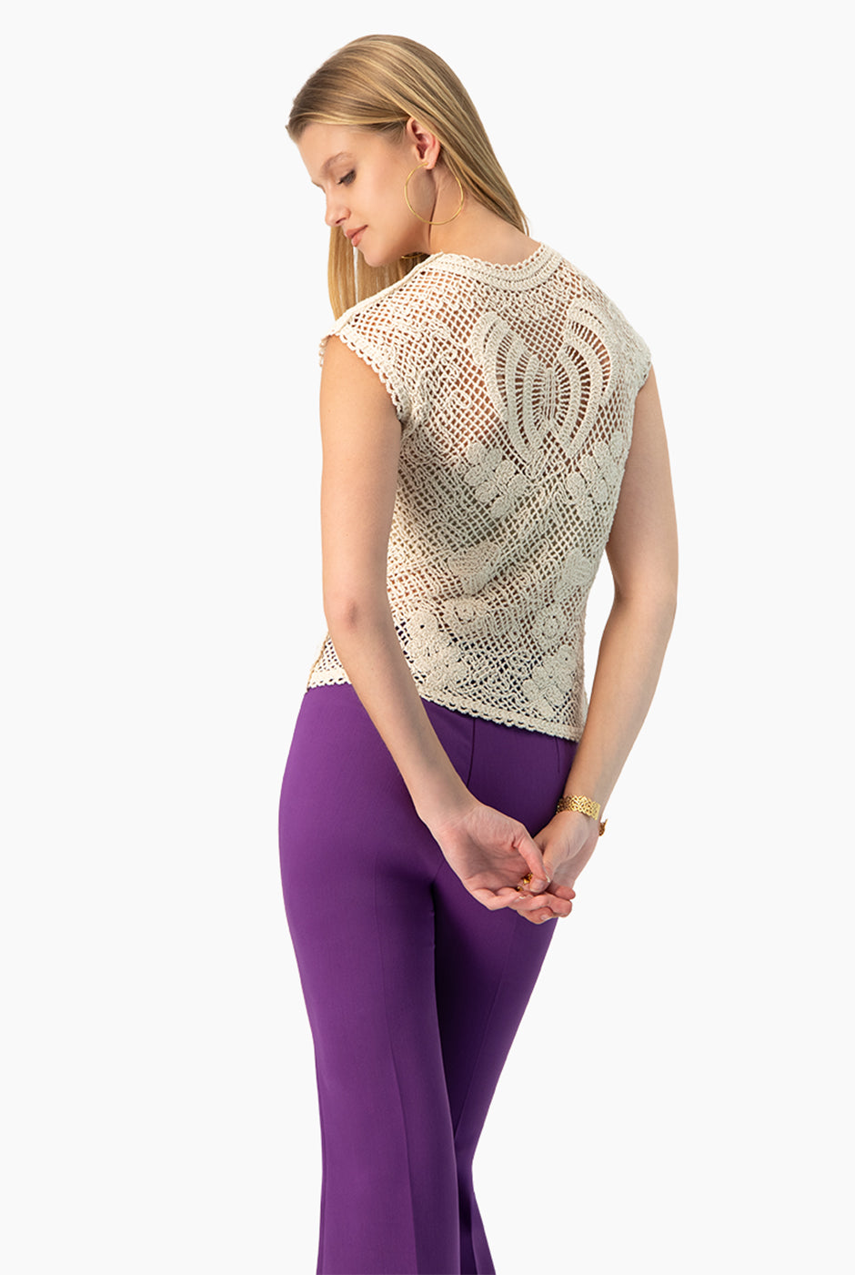 Blusa crochet natural con diseño floral y cuello decorado