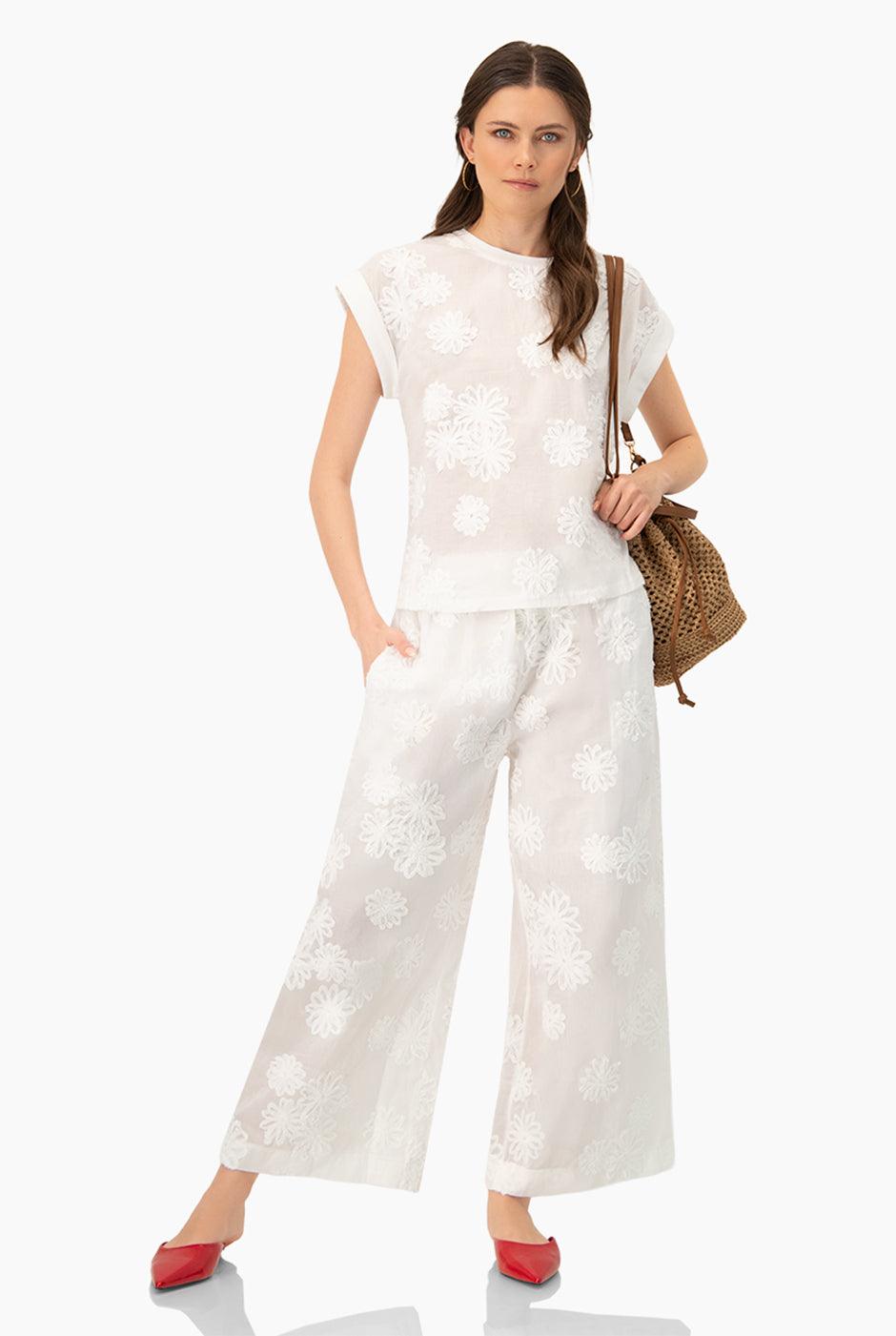 Set Cotton Flowers: Blusa bordada y pantalón holgado blanco