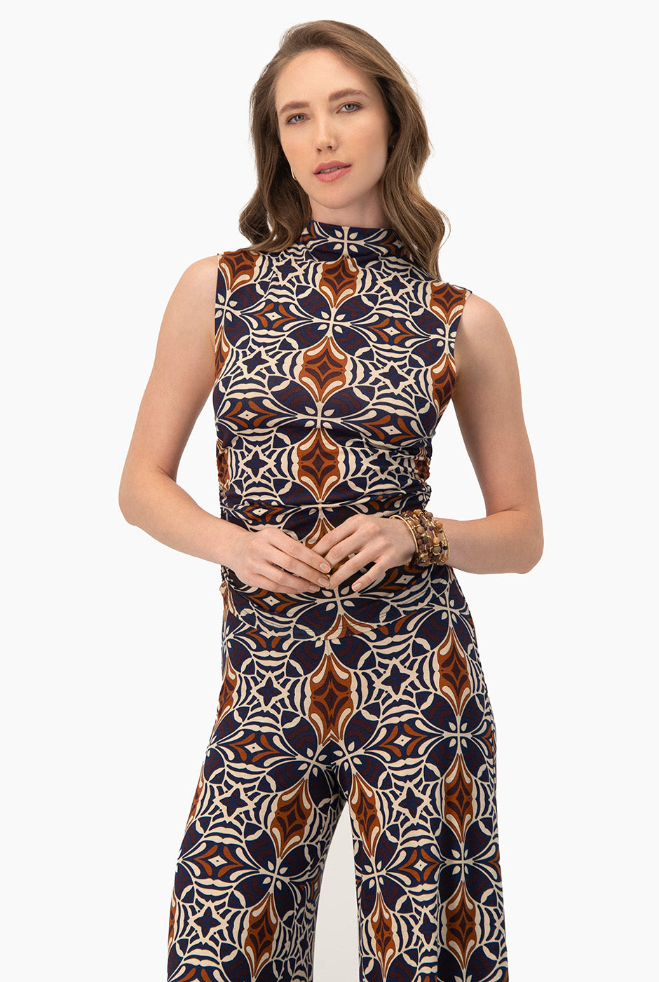 Blusa sin mangas multicolor con frunce lateral y cuello alto