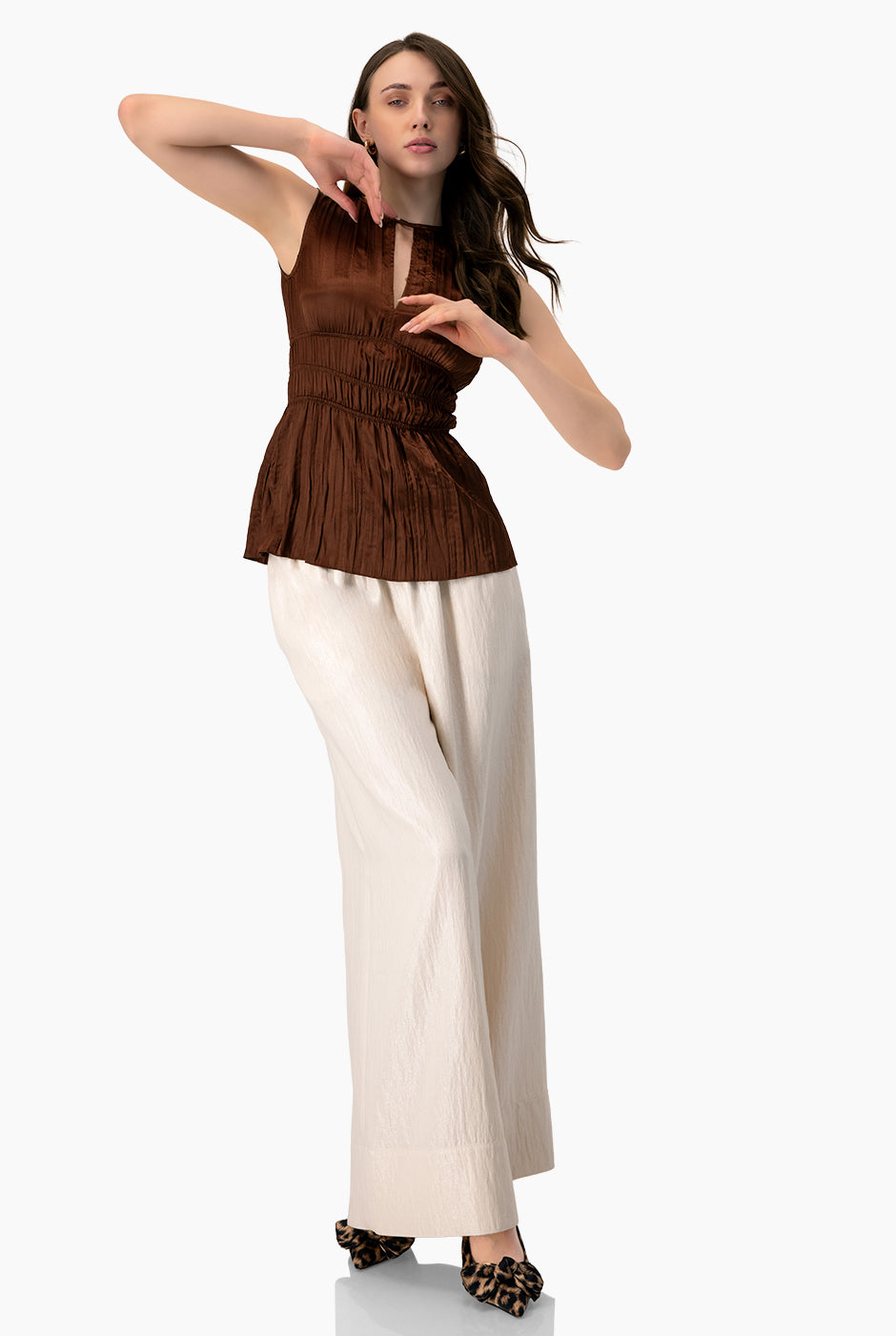 Blusa recta sin mangas café con escote en V