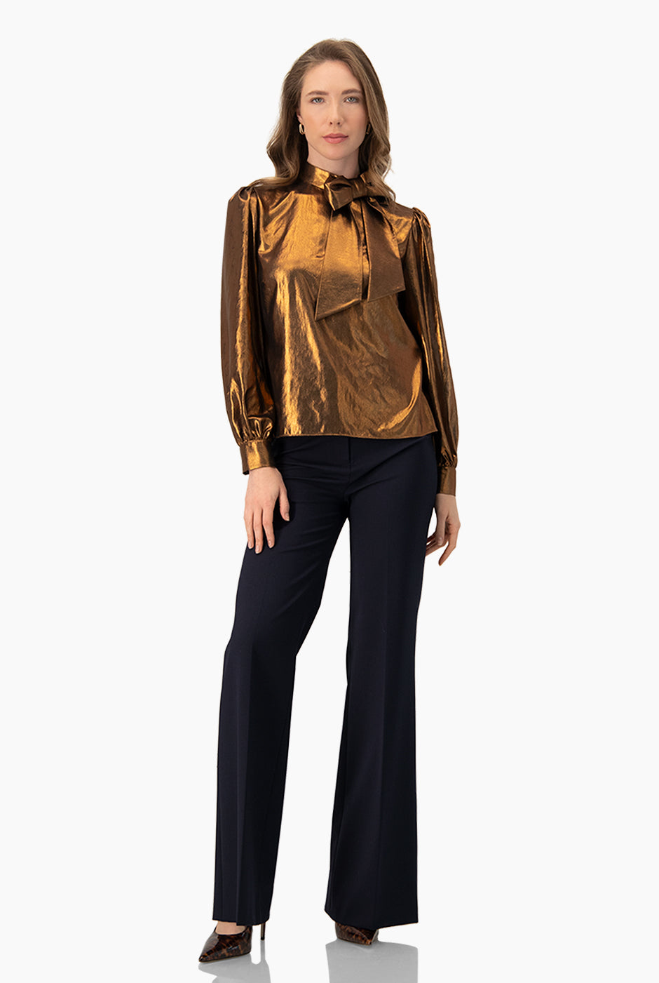 Blusa de cuello alto cobre con cintas y puños con botones