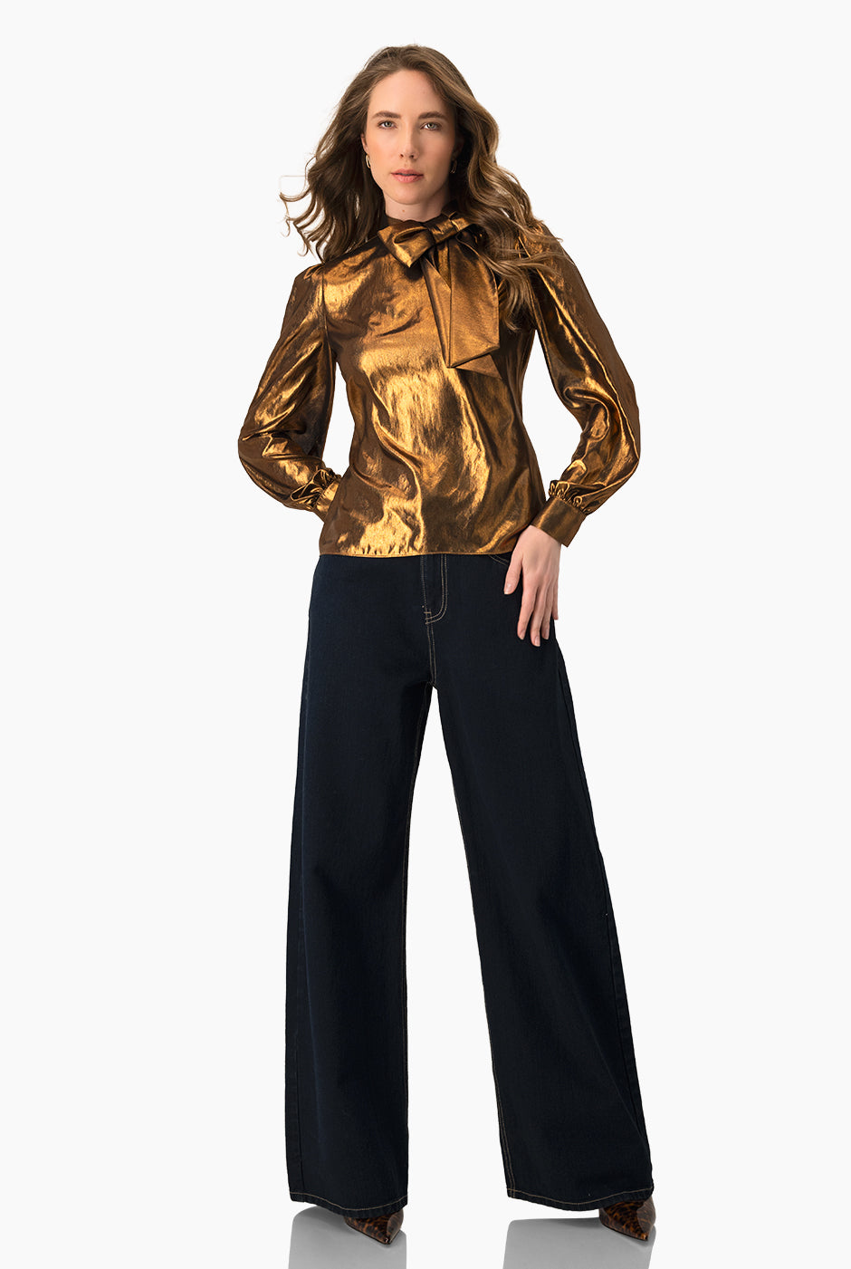 Blusa de cuello alto cobre con cintas y puños con botones