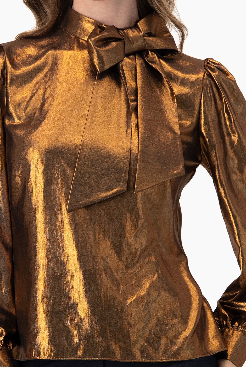 Blusa de cuello alto cobre con cintas y puños con botones