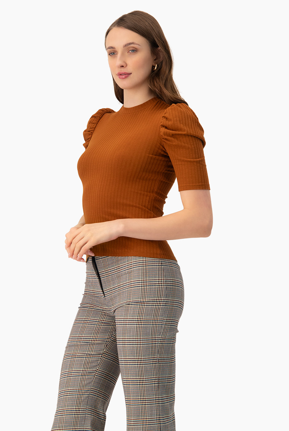 Blusa café recta con hombros abullonados y cuello redondo.