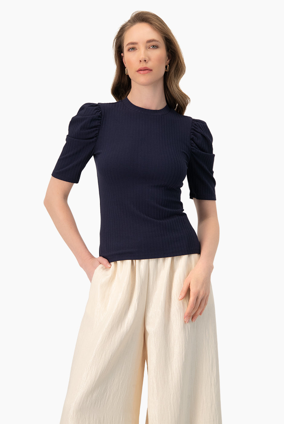 Blusa azul marino con hombro abullonado y manga corta