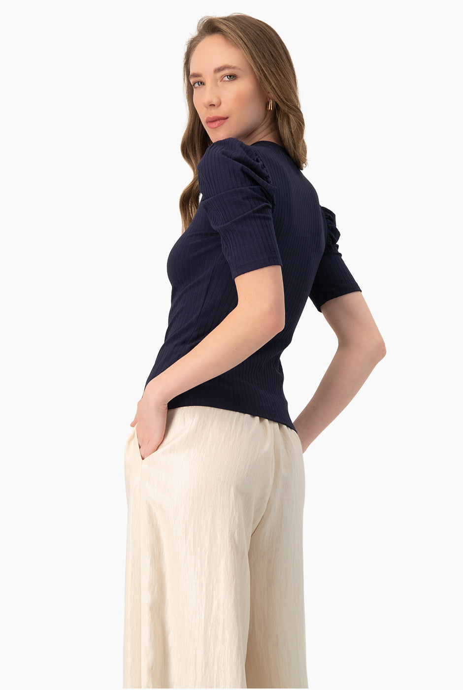 Blusa azul marino con hombro abullonado y manga corta