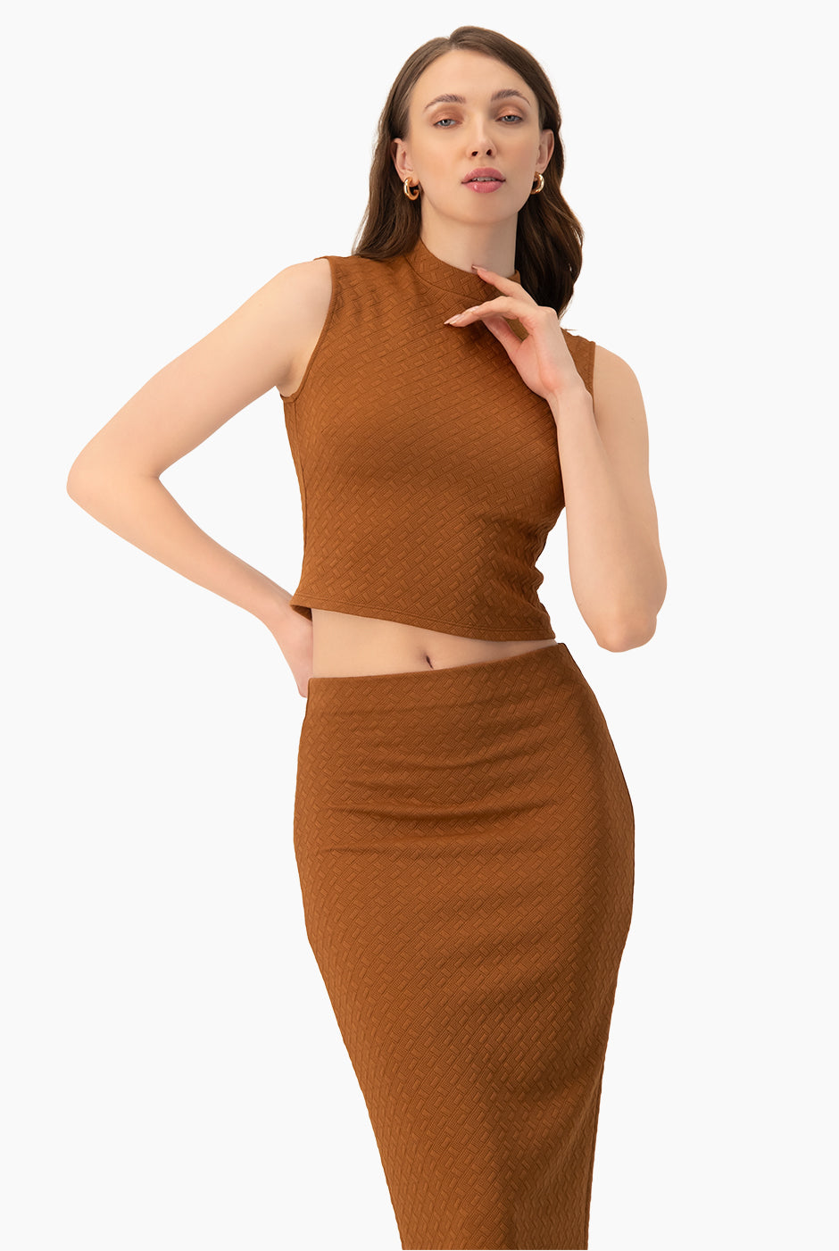 Top corto tejido café sin mangas con textura geométrica