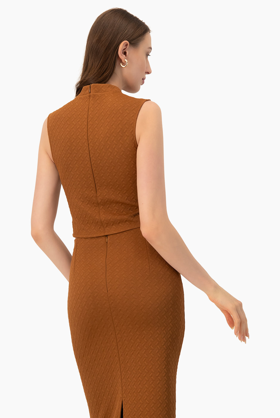 Top corto tejido café sin mangas con textura geométrica