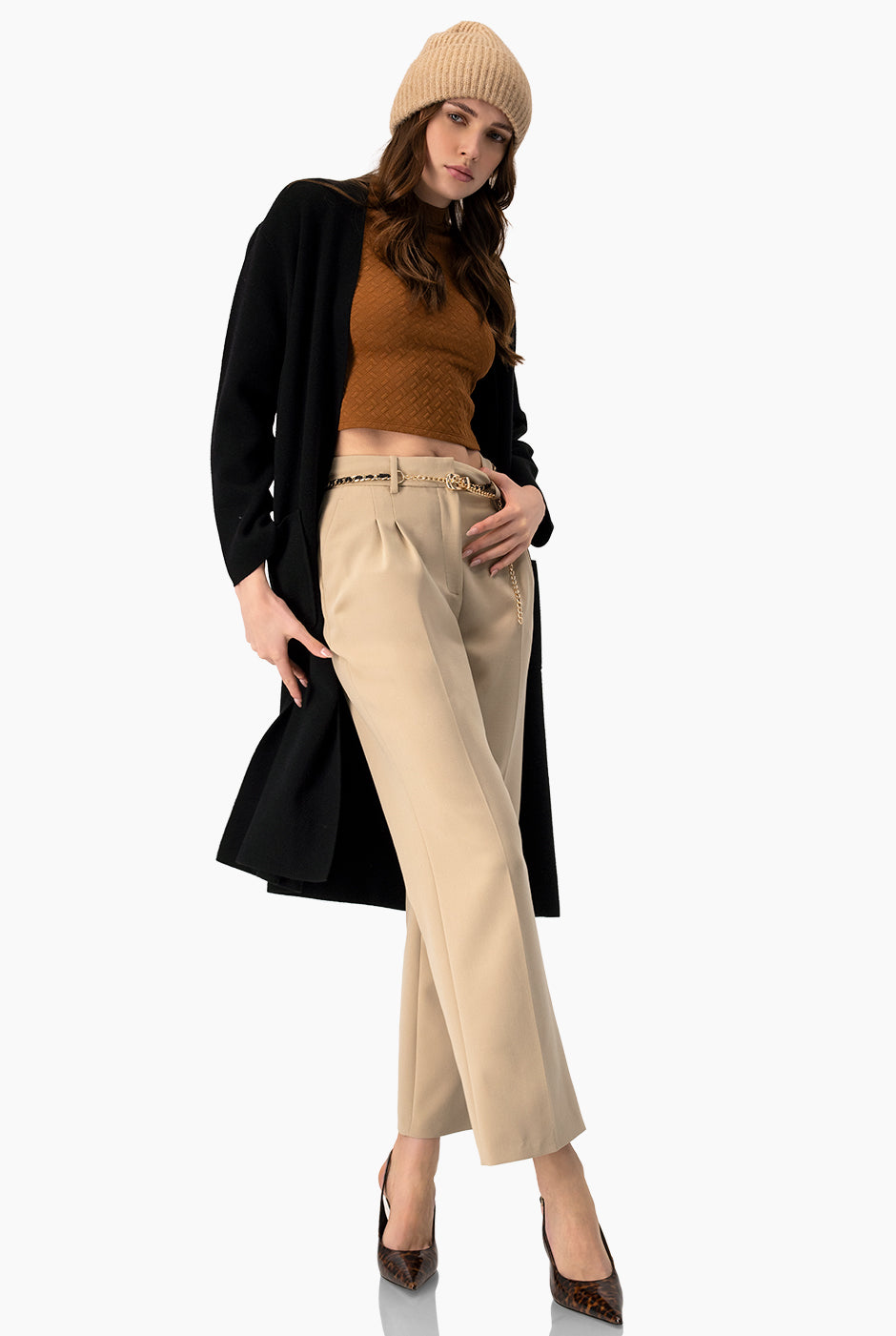 Top corto tejido café sin mangas con textura geométrica