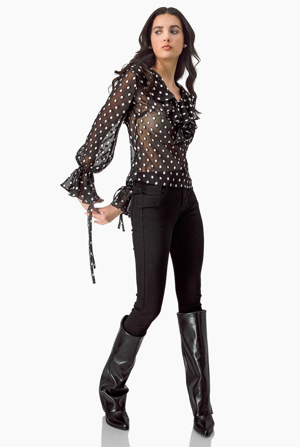 Blusa de lunares y escote en V