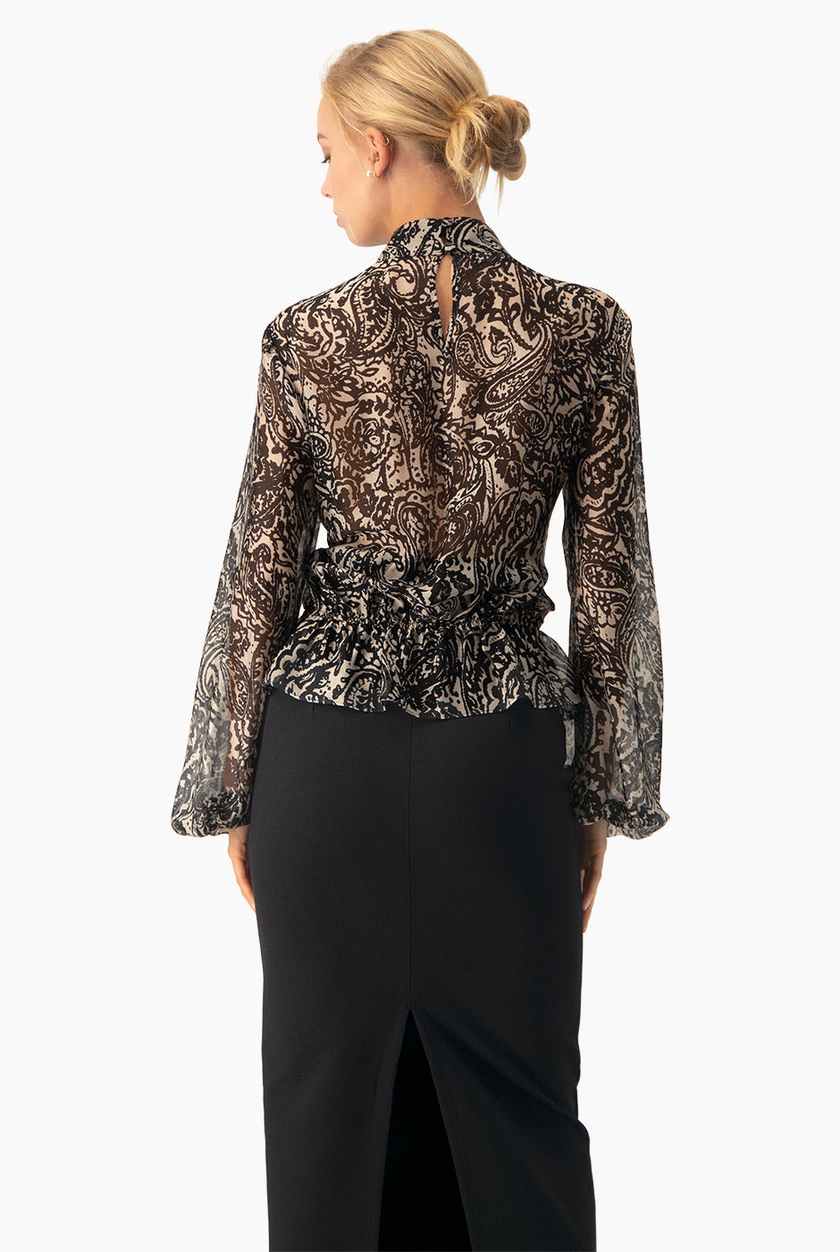 Blusa negra estampada de cuello alto y manga larga