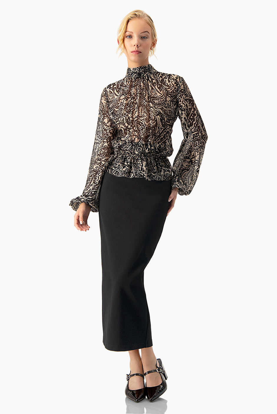 Blusa negra estampada de cuello alto y manga larga