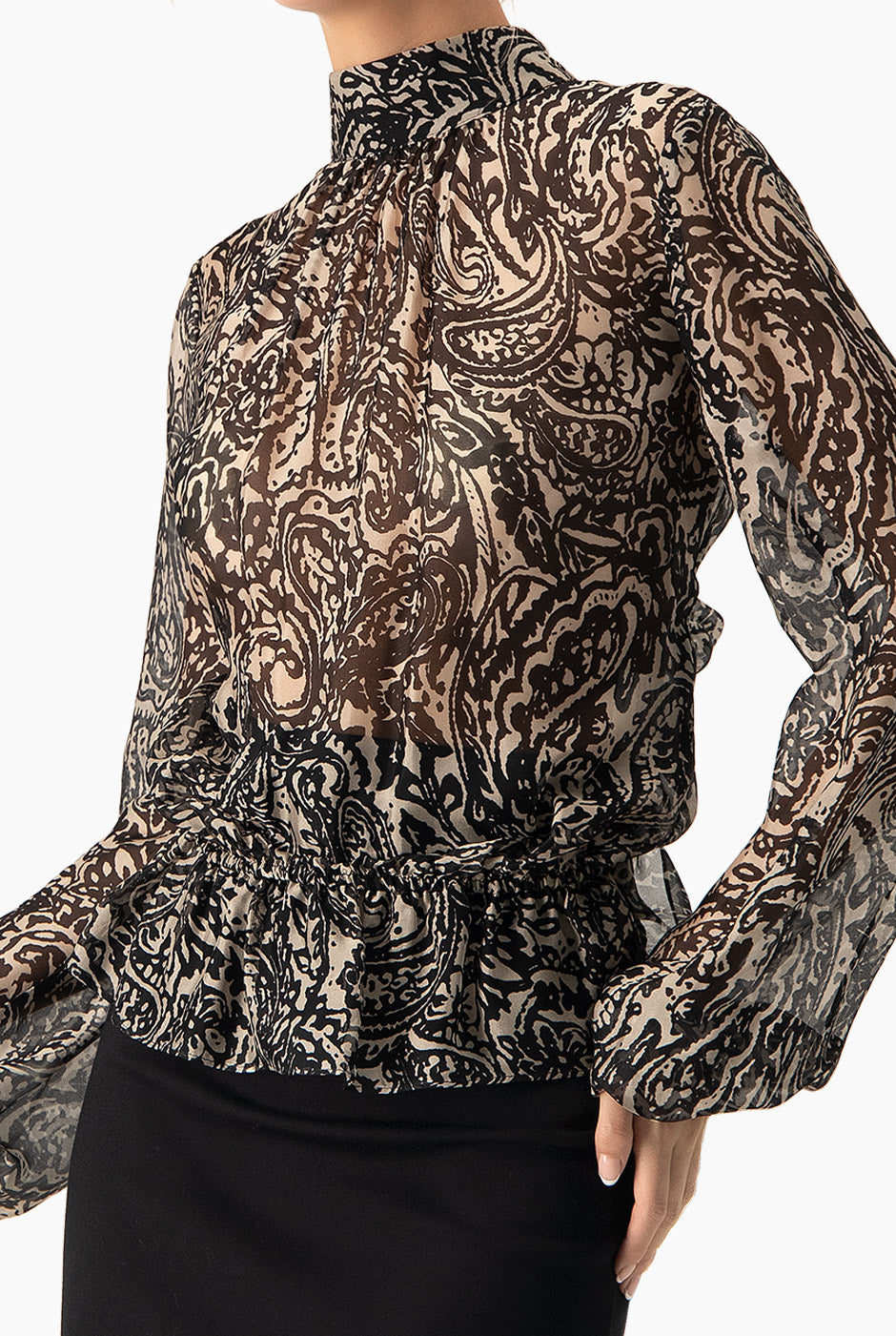 Blusa negra estampada de cuello alto y manga larga