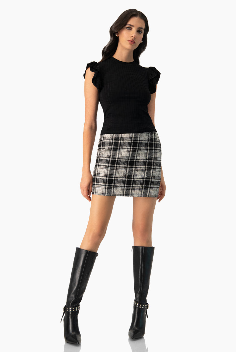 Blusa negra acanalada con volantes en los hombros