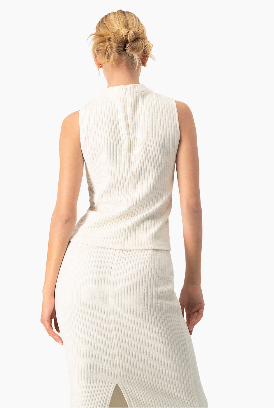 Top corto sin mangas en tono natural con tejido acanalado