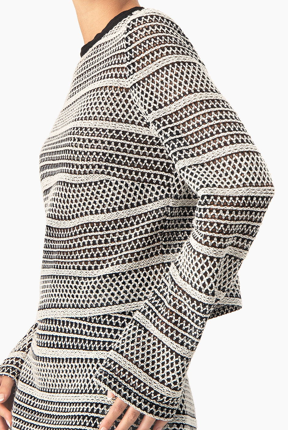 Top tejido corto negro con patrón geométrico y mangas largas