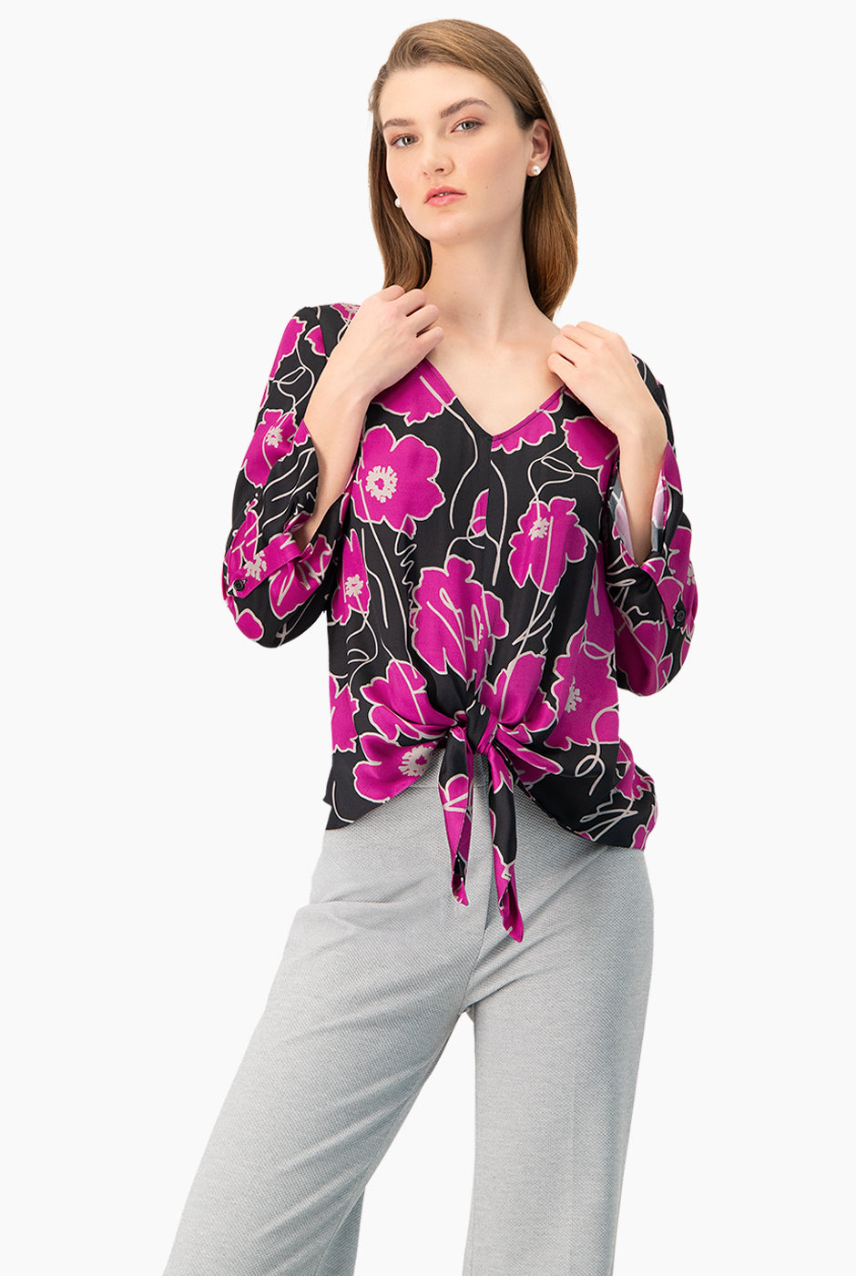 Blusa fucsia con estampado floral y escote en V