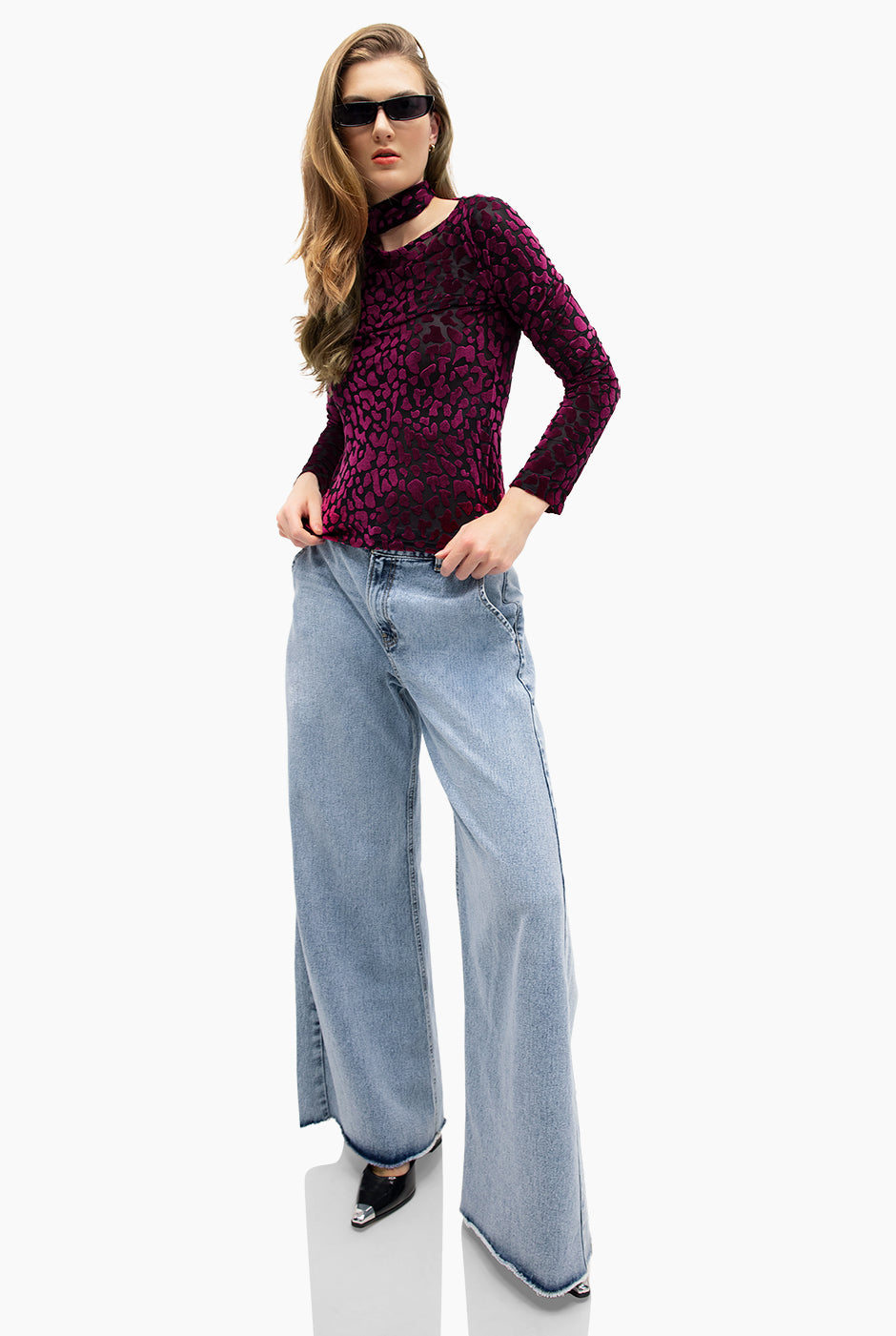 Blusa recta fucsia con estampado animal print y cuello alto