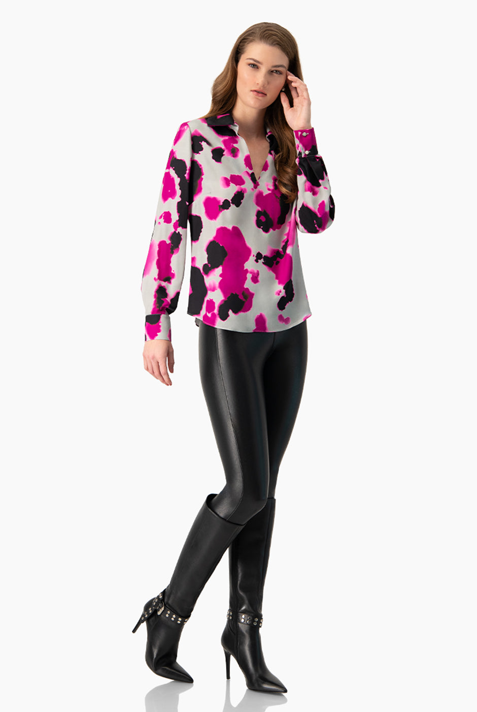 Blusa multicolor con escote en V y estampado abstracto