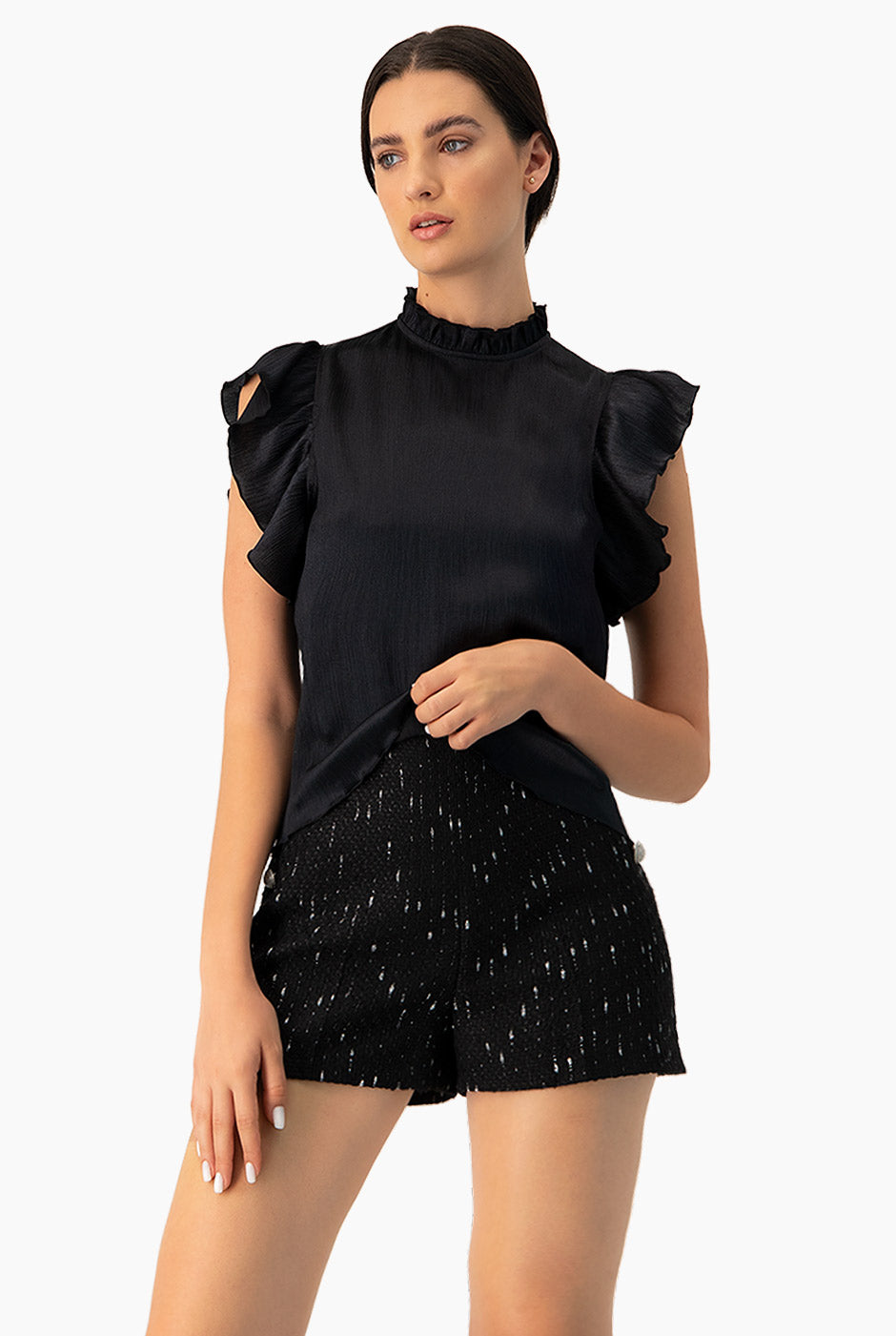 Blusa negra con volantes en los hombros