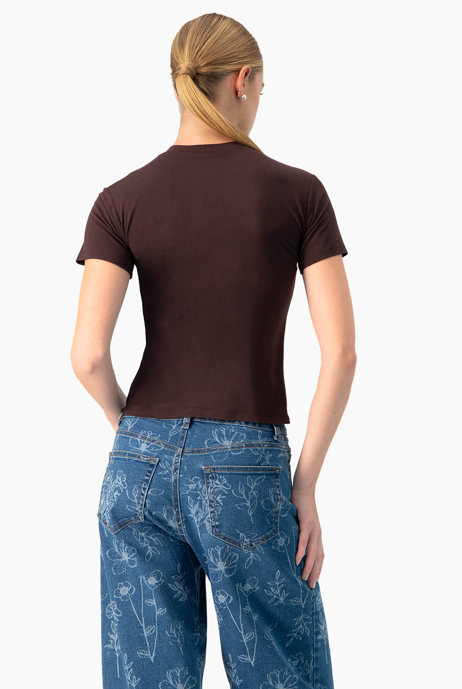 Playera básica café lisa de manga corta, estilo casual