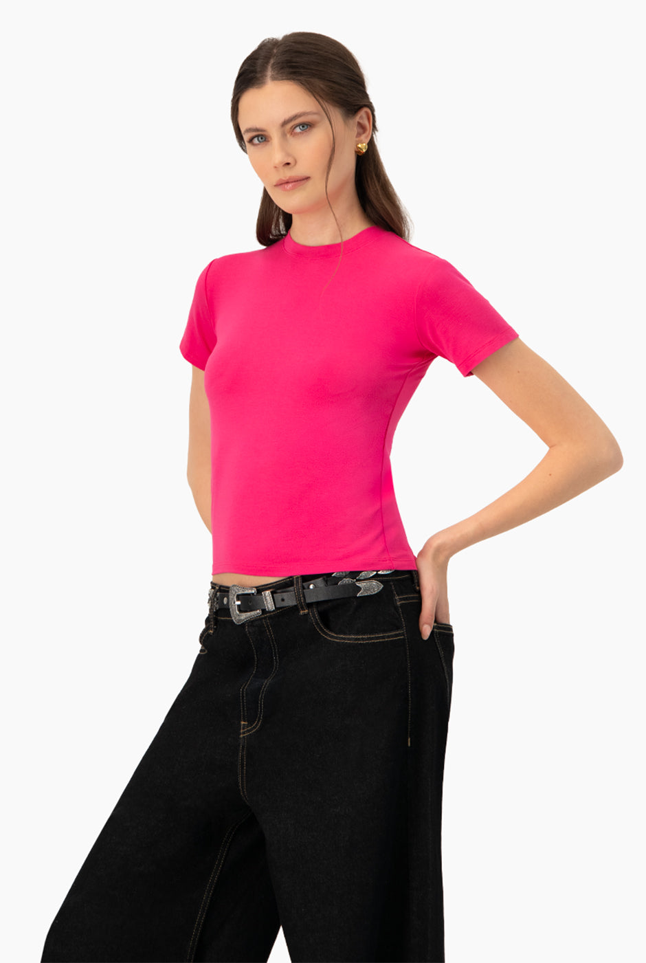 Playera básica fucsia de manga corta con silueta entallada