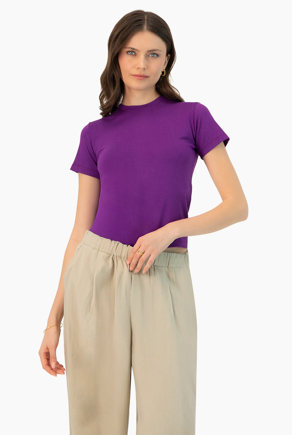 Playera básica morada de manga corta, diseño casual