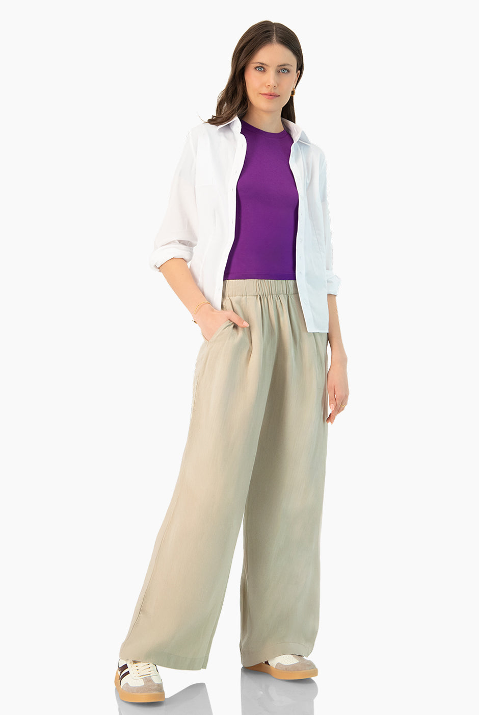 Playera básica morada de manga corta, diseño casual