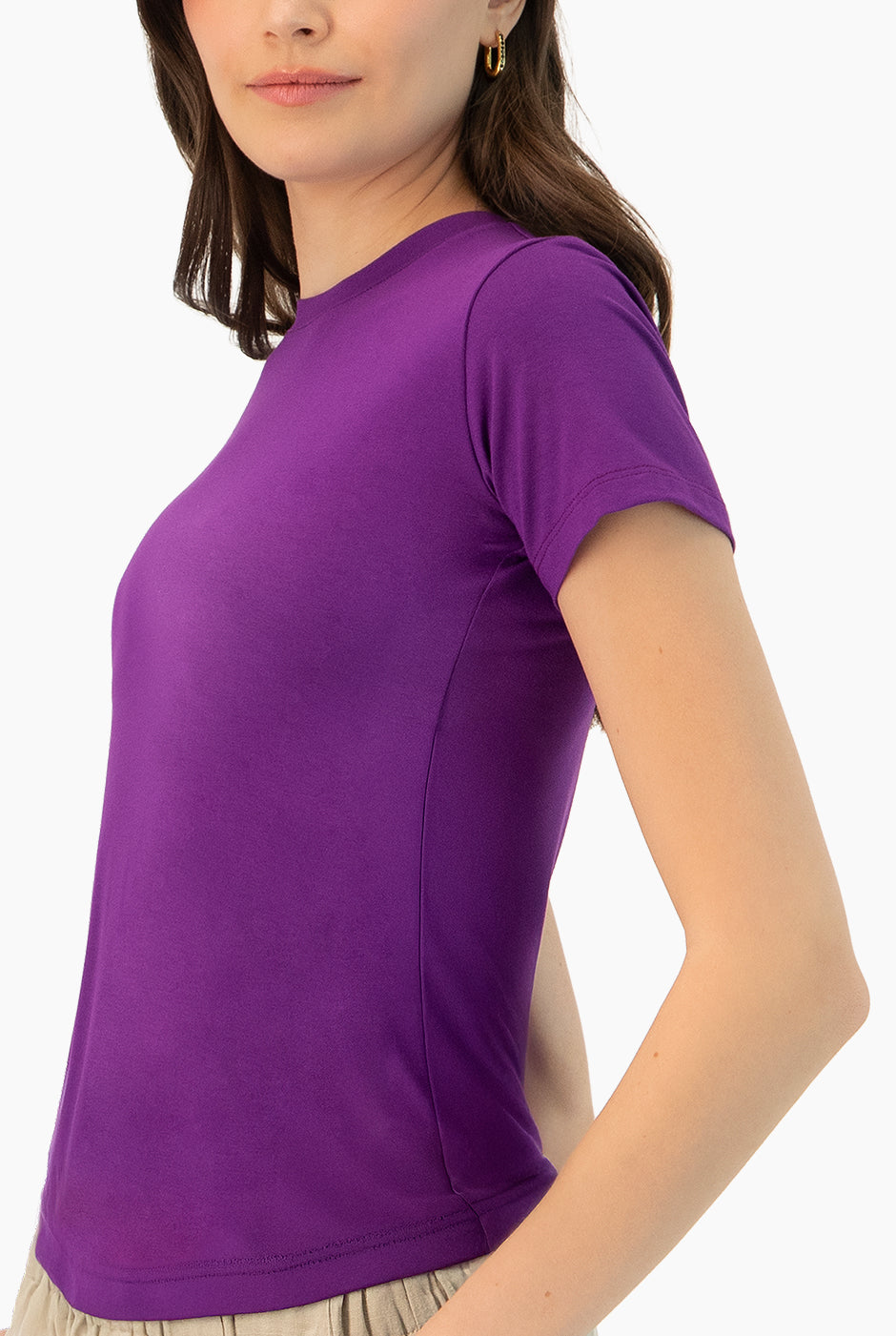 Playera básica morada de manga corta, diseño casual