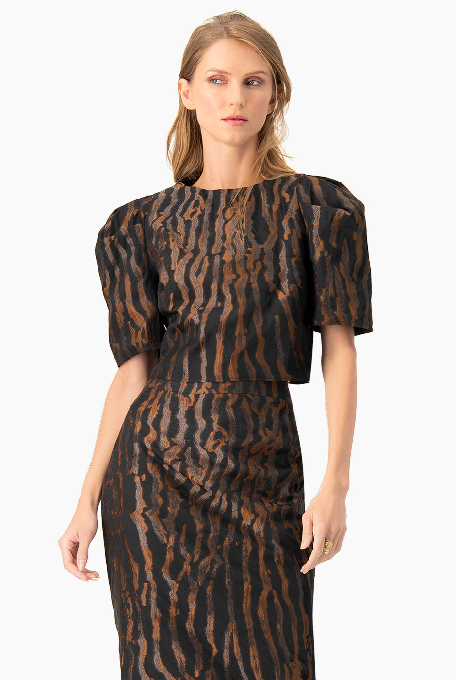 Blusa corta negra de manga globo con estampado animal print y botones traseros