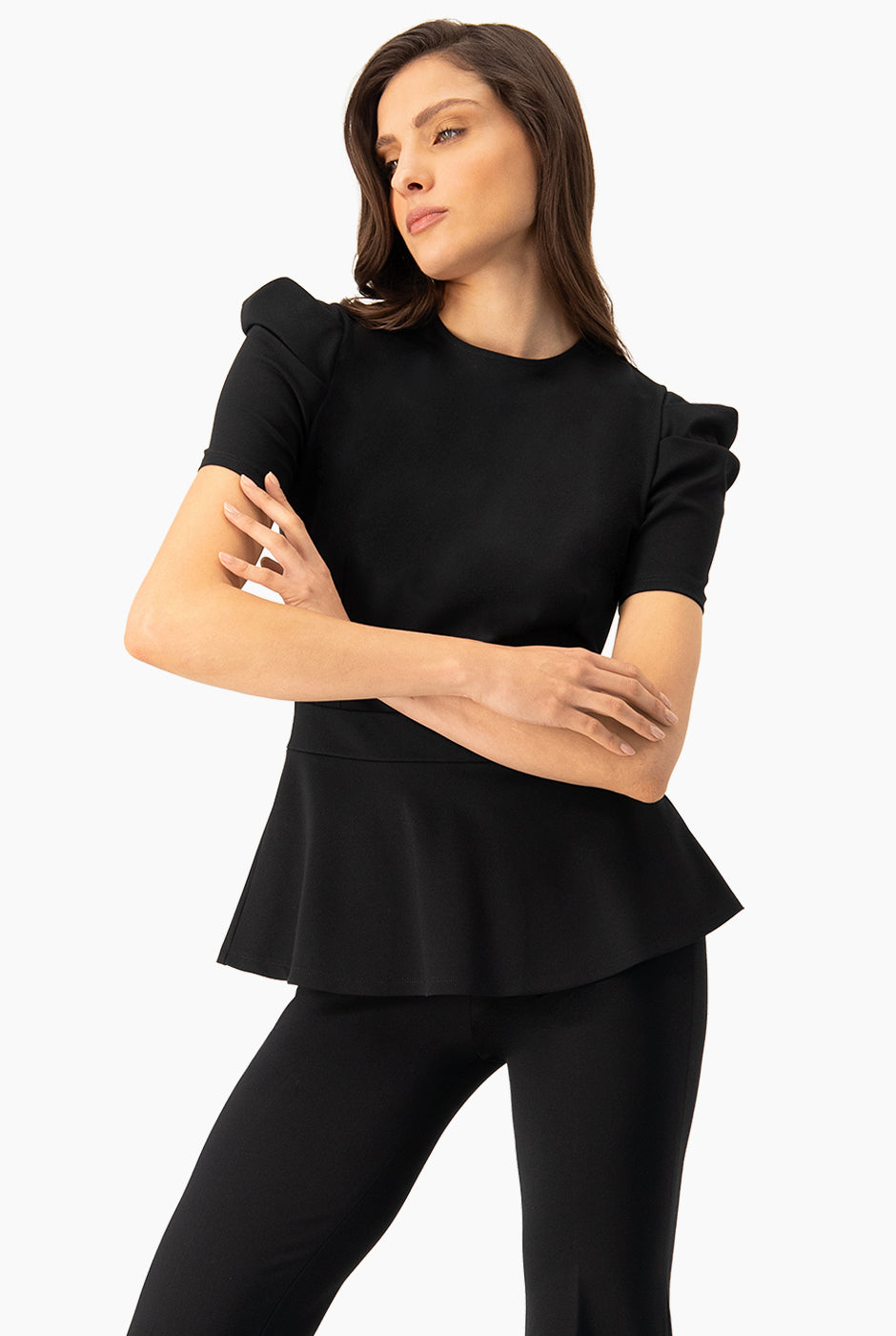 Blusa negra peplum de manga corta y cuello redondo