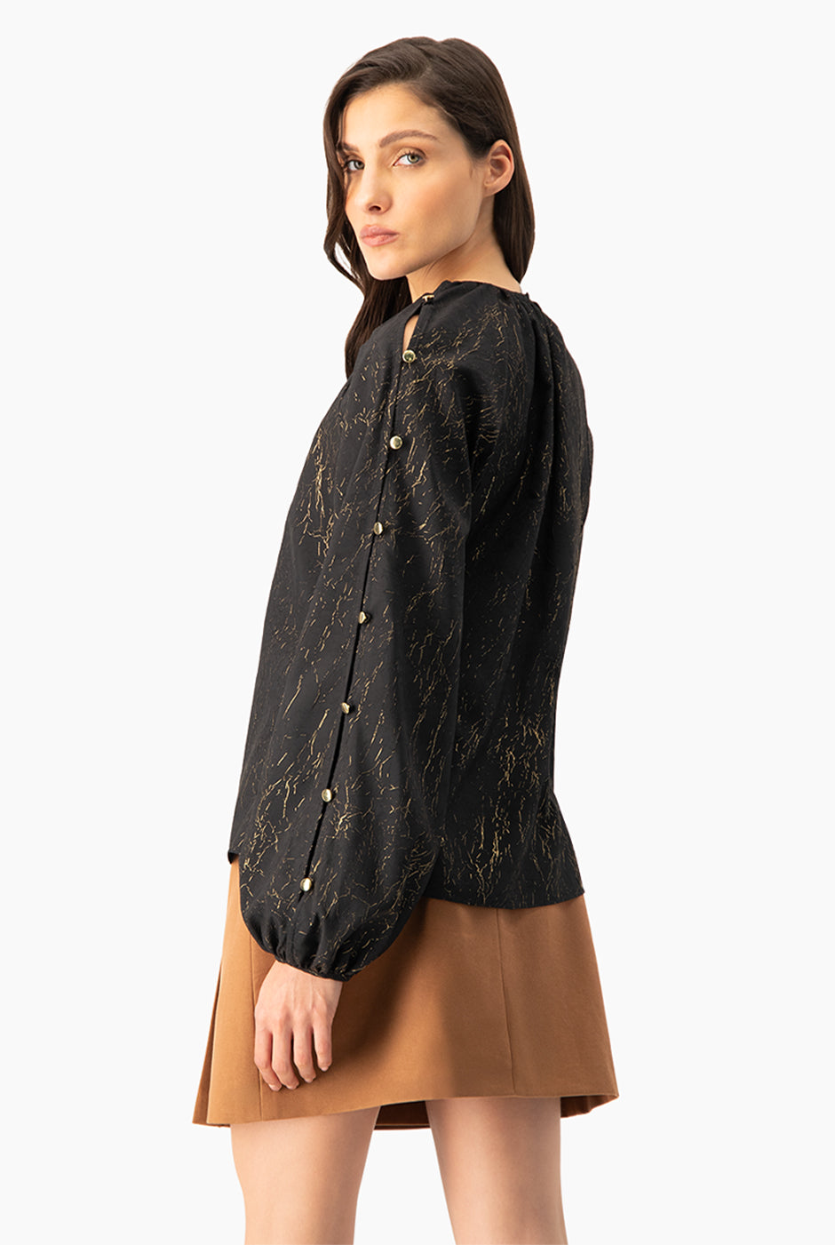 Blusa negra de manga larga con botones y estampado dorado
