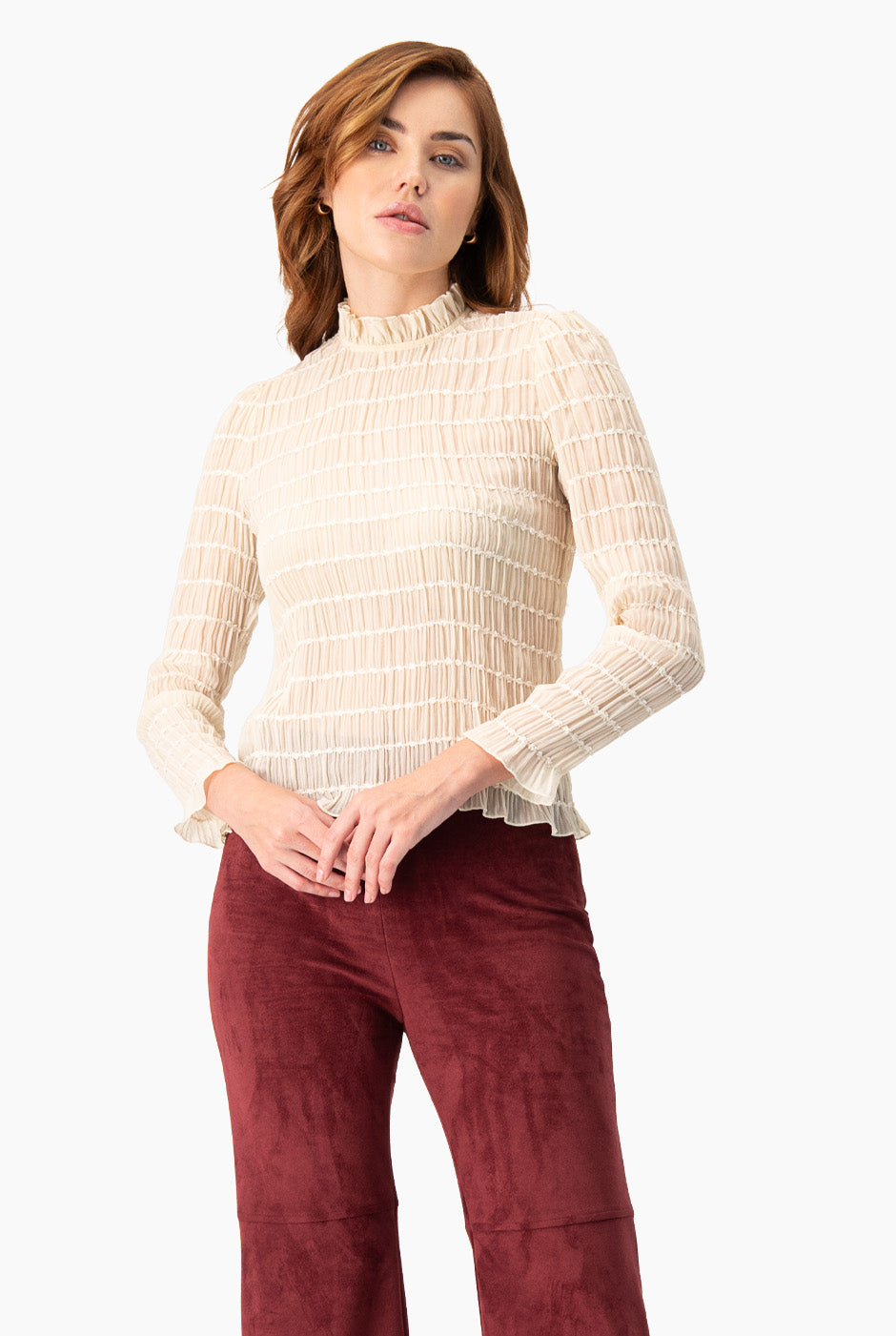 Blusa marfil con textura, manga larga y cuello alto