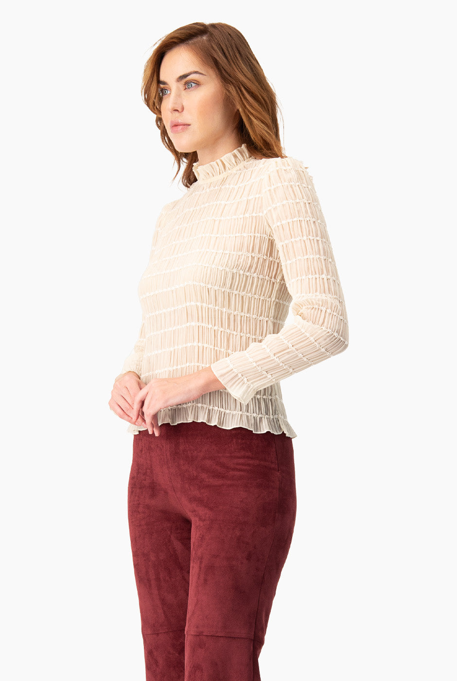 Blusa marfil con textura, manga larga y cuello alto