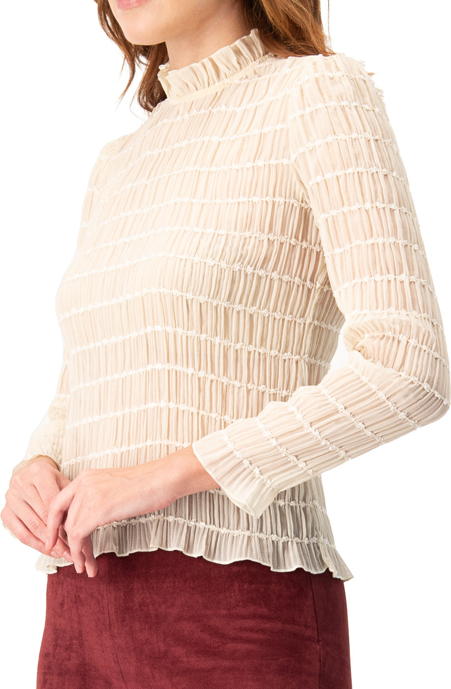 Blusa marfil con textura, manga larga y cuello alto